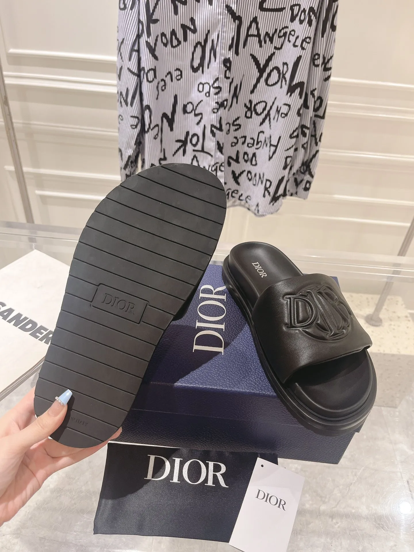 👟👟Ex-factory price 420👟👟 #Men's top version 𝐃𝐈𝐎𝐑# Dior's new men's summer slippers 🔥Purchase the original development Alias ​​sandals are new products in 2024. They are a leisurely and exquisite work. The upper is made of imported denim ➕ calfskin 🔥 Original molded rubber outsole provides the best comfort 🔥 ✔️Size: #38-46